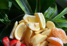 “영양제 전성시대, 똑똑하게 챙기는 실생활 건강 루틴” sliced strawberries and sliced apples