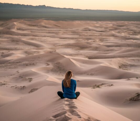 바쁜 일상 속에서도 지킬 수 있는 여성 건강관리, 최신 트렌드를 일상에서 실천하는 법 woman sitting on sand field