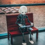 AI로 똑똑하게 건강 관리… 일상에서 실천하는 새로운 루틴 black and white robot toy on red wooden table