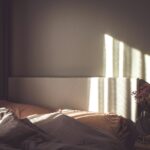 수면 건강이 달라졌다…바쁜 일상 속 꿀잠 루틴, 이렇게 실천해보세요 flowers in empty bedroom