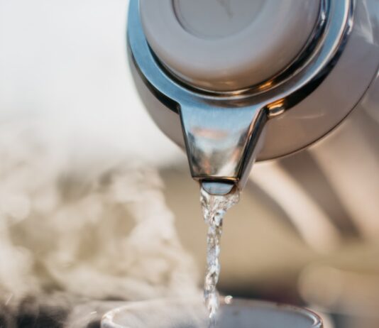 “마음챙김 루틴, 한국인의 일상 속으로…정신건강 관리의 새로운 흐름” a glass pouring water into a cup