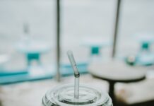 일상 속 웰니스 문화 확산… ‘작은 변화’가 건강을 만든다 clear plastic disposable cup on top of black surface