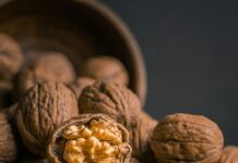 뇌 건강, 일상 속 작은 습관 변화가 미래를 바꾼다 brown garlic on brown bowl