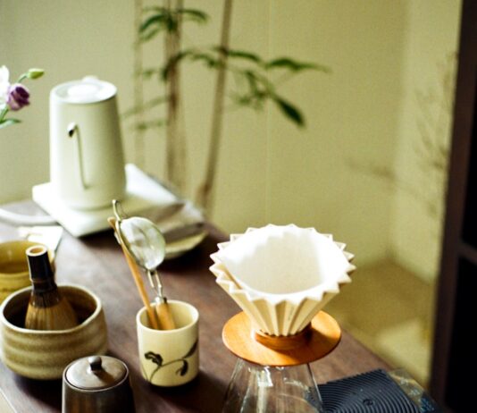 일상 속에서 실천하는 웰니스 문화, 건강한 삶의 새로운 흐름 Various tea ceremony utensils arranged on a wooden table.