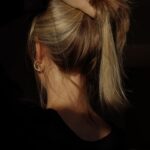 “두피에서 트렌드까지, 건강한 라이프스타일이 만드는 ‘헤어 건강 루틴'” a woman with her hair in a bun