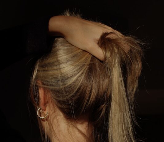 “두피에서 트렌드까지, 건강한 라이프스타일이 만드는 ‘헤어 건강 루틴'” a woman with her hair in a bun