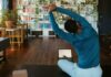 집에서도 손쉽게! 필라테스로 시작하는 건강한 하루 a man doing yoga in a living room