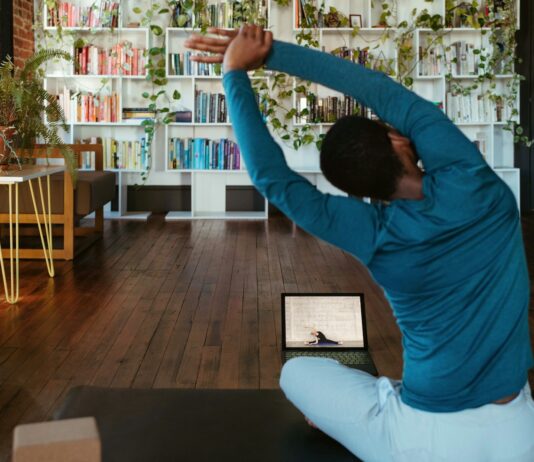집에서도 손쉽게! 필라테스로 시작하는 건강한 하루 a man doing yoga in a living room