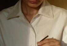 나를 돌보는 일상, 확산되는 ‘웰니스’ 문화…실천 가능한 건강 루틴은? person in white button up shirt holding clear drinking glass with green liquid