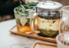 바쁜 일상 속 자연스럽게 스며드는 대체요법, 건강 관리의 새로운 선택지로 주목 clear glass mug on tray