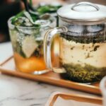 바쁜 일상 속 자연스럽게 스며드는 대체요법, 건강 관리의 새로운 선택지로 주목 clear glass mug on tray