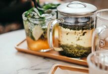 바쁜 일상 속 자연스럽게 스며드는 대체요법, 건강 관리의 새로운 선택지로 주목 clear glass mug on tray