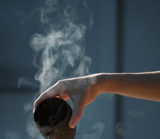 자기관리 대안으로 떠오르는 대체요법, 일상에서 실천하는 방법은? person pouring hot water on white cup