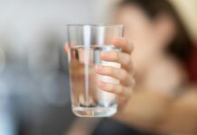 물 대신 ‘이것’ 한 잔, 건강한 음료 선택이 일상 건강 좌우한다 person holding clear drinking glass