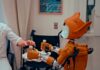 일상에 파고든 AI 건강 관리, 생활 속 똑똑한 활용법 Man gives robot bottles on a tray