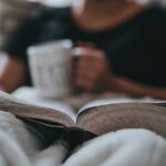 MZ세대에서 중장년까지, ‘걷기 열풍’…일상 속 건강 챙기는 똑똑한 걷기법 person holding coffee mug