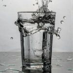 물 한 잔의 변화, 건강 습관의 첫걸음…실생활에서 실천하는 수분 섭취 트렌드 clear drinking glass with water